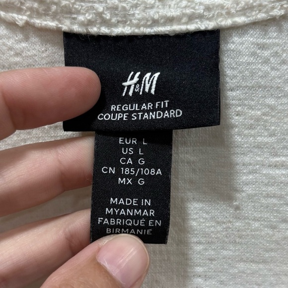 ✨3/$20 H&M button down top - Picture 2 of 4